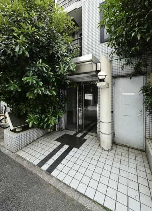 ラ・パルフェ・ド・シャリテ　駅近　礼金0　バイク置き場のエントランス