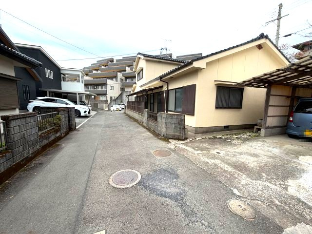 西坂元町　中古戸建ての前面道路含む現地写真