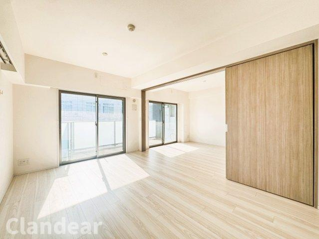 ミルーナヒルズ西新井の居間・リビング|ドキドキの新生活も、安心してスタート。ぴったりの住まいを見つけませんか？クランディアが一緒に住まい選びをサポートします‼　まずは、お気軽にお問合せください　＃クランディア