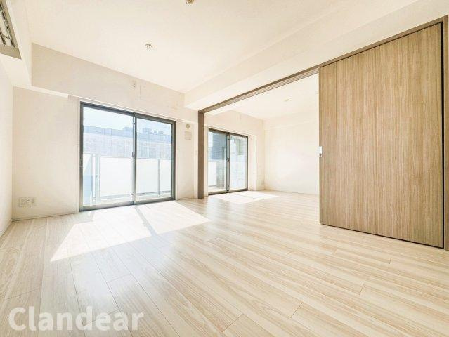 ミルーナヒルズ西新井の居間・リビング|ドキドキの新生活も、安心してスタート。ぴったりの住まいを見つけませんか？クランディアが一緒に住まい選びをサポートします‼　まずは、お気軽にお問合せください　＃クランディア