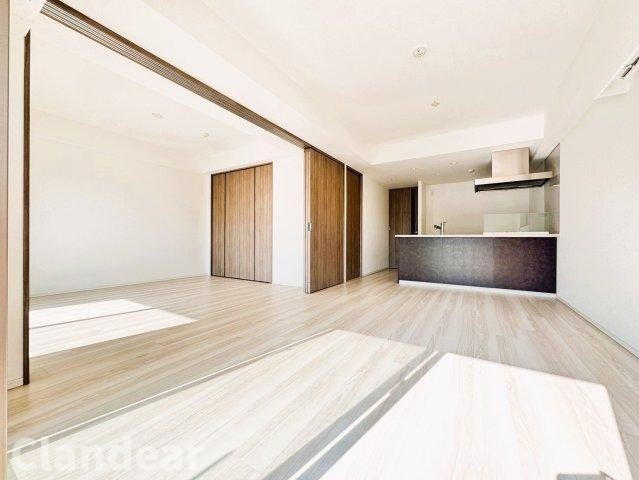 ミルーナヒルズ西新井の居間・リビング|ドキドキの新生活も、安心してスタート。ぴったりの住まいを見つけませんか？クランディアが一緒に住まい選びをサポートします‼　まずは、お気軽にお問合せください　＃クランディア