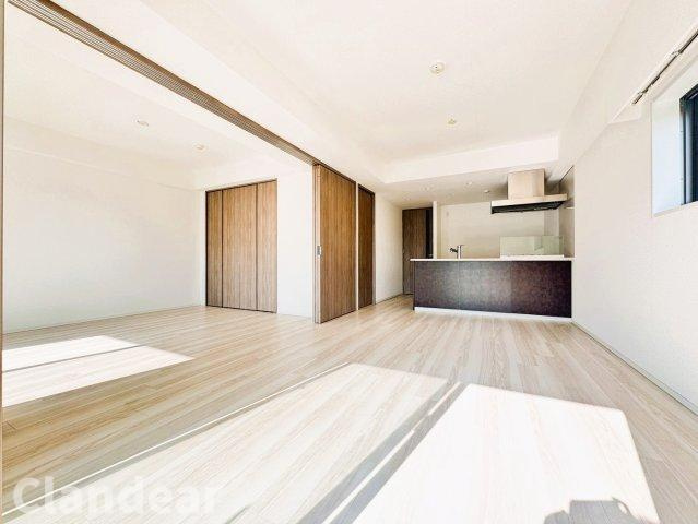 ミルーナヒルズ西新井の居間・リビング|ドキドキの新生活も、安心してスタート。ぴったりの住まいを見つけませんか？クランディアが一緒に住まい選びをサポートします‼　まずは、お気軽にお問合せください　＃クランディア