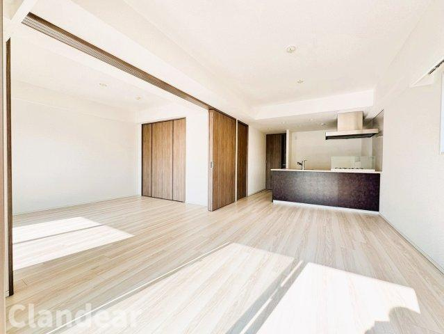 ミルーナヒルズ西新井の居間・リビング|ドキドキの新生活も、安心してスタート。ぴったりの住まいを見つけませんか？クランディアが一緒に住まい選びをサポートします‼　まずは、お気軽にお問合せください　＃クランディア