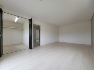 【洋室】 | 山梨市上栗原 平成25年築中古戸建 リフォ済 敷地128坪 | 2階　洋室14帖　ウォークインクローゼット付き