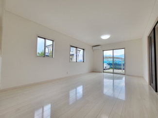 【居間・リビング】 | 山梨市上栗原 平成25年築中古戸建 リフォ済 敷地128坪 | 大変綺麗なリビング　眺望も良好です。