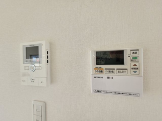 【防犯設備】 | 山梨市上栗原 平成25年築中古戸建 リフォ済 敷地128坪 | モニター付きインターフォン　エコキュートコントローラー