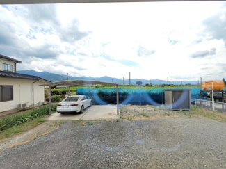 【庭】 | 山梨市上栗原 平成25年築中古戸建 リフォ済 敷地128坪 | 広々お庭・駐車場　南側はブドウ畑