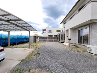 【庭】 | 山梨市上栗原 平成25年築中古戸建 リフォ済 敷地128坪 | 庭に物置設置済み