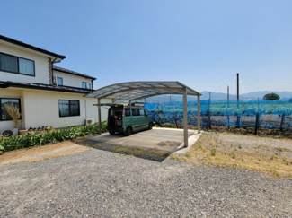 【庭】 | 山梨市上栗原 平成25年築中古戸建 リフォ済 敷地128坪 | 南庭にはカーポートあり。二台並列駐車可能です。
