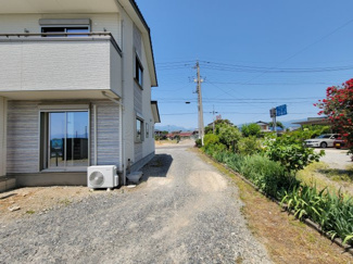 【周辺】 | 山梨市上栗原 平成25年築中古戸建 リフォ済 敷地128坪 | 北側から建物横を通過し、南庭に駐車可能です。
