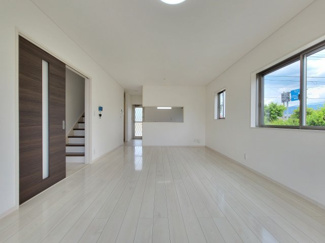 【居間・リビング】 | 山梨市上栗原 平成25年築中古戸建 リフォ済 敷地128坪 | 約20帖のリビング　リフォーム済の為内外装大変綺麗なご住宅です。