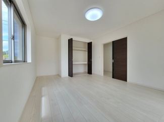 【洋室】 | 山梨市上栗原 平成25年築中古戸建 リフォ済 敷地128坪 | 1階　洋室10.7帖　独立したお部屋の為、お仕事などにも活用可能です。