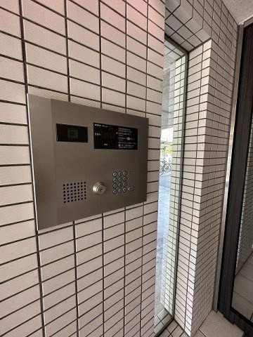 【エントランス】 | グランシャリオ | 共用エントランスは不審者の侵入を未然に防ぐオートロック付き！防犯対策充実しています◎