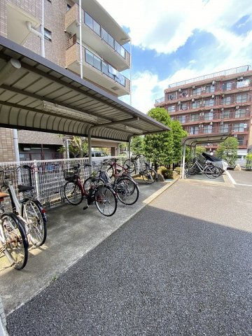 【その他共用部分】 | グランシャリオ | 屋根付きの駐輪場があるので雨が降っても安心です☆自転車はちょっとした移動手段に便利ですよね！