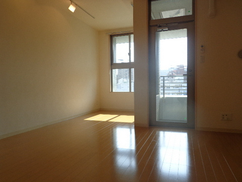 【洋室】 | グランシャリオ | 南西向き洋室13帖☆バルコニーに繋がる二面採光のお部屋です！洋室のお部屋は毎日のお手入れもラクラク☆