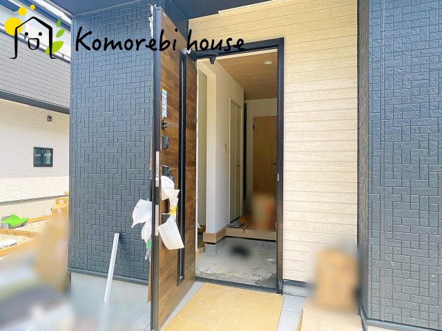 上尾市平方　3期　新築一戸建て　グラファーレ　02の玄関|落ち着いた玄関です