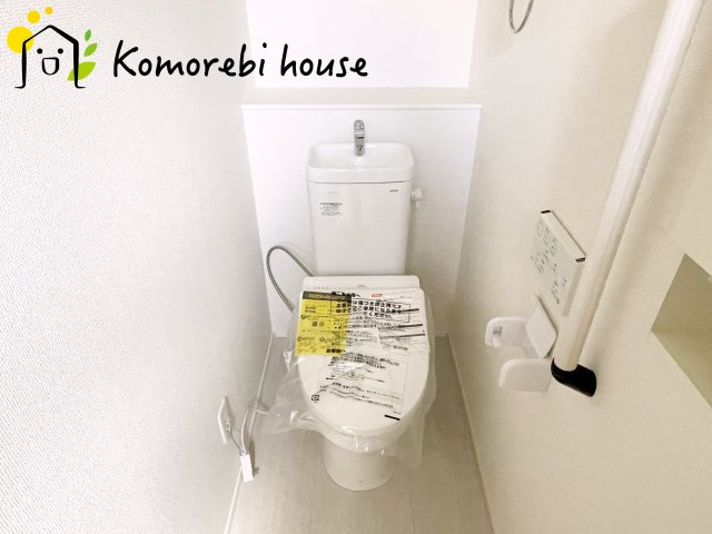上尾市平方　3期　新築一戸建て　グラファーレ　03のトイレ|落ち着いた色調のトイレです