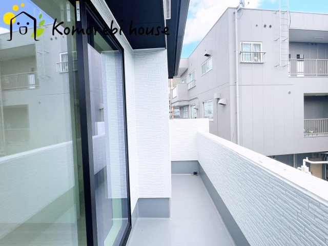 上尾市平方　3期　新築一戸建て　グラファーレ　03のバルコニー|お洗濯にも便利なバルコニー付き