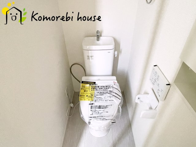 上尾市平方　3期　新築一戸建て　グラファーレ　03のトイレ|落ち着いた色調のトイレです