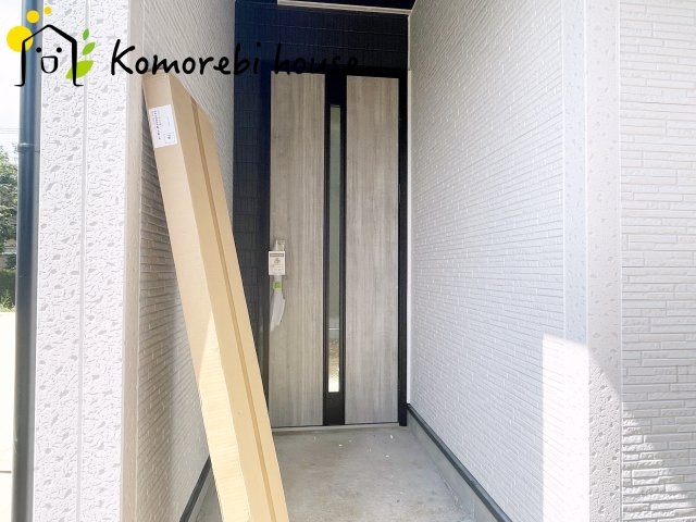 上尾市平方　3期　新築一戸建て　グラファーレ　03の玄関|ゆったりとした玄関です