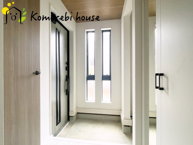 上尾市平方　3期　新築一戸建て　グラファーレ　03の玄関|落ち着いた玄関です