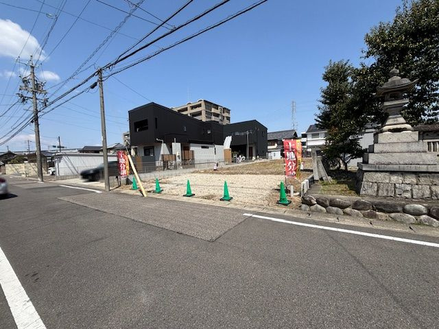 清須市西市場１丁目土地の前面道路含む現地写真|周辺には、ショッピングモールやスーパー、公園などがあり便利です。
