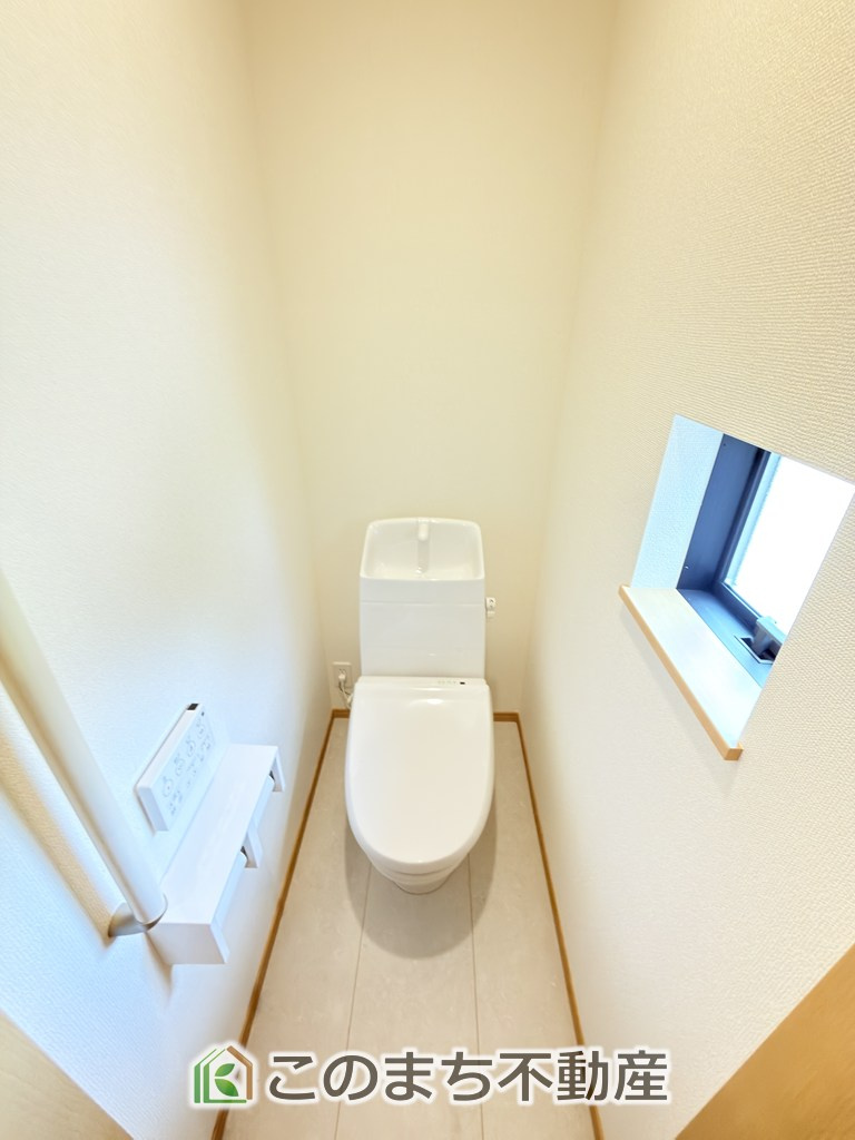 ハートフルタウン宇都宮市戸祭2丁目99番のトイレ|小窓から換気ができて清潔なトイレスペース☆