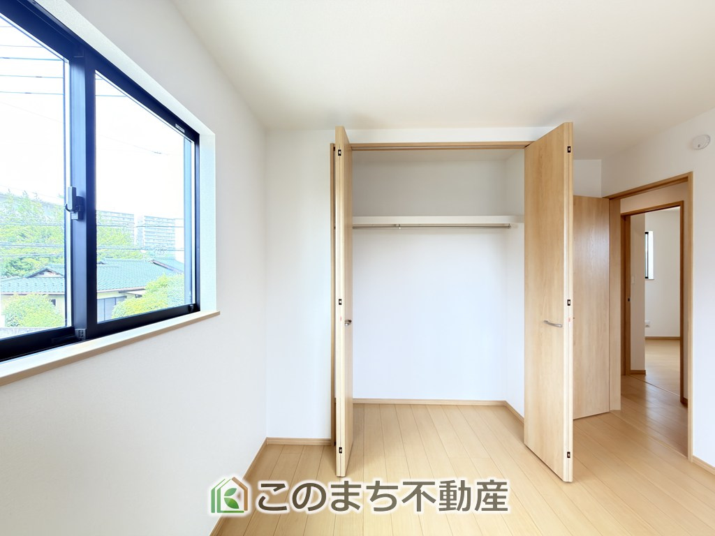 ハートフルタウン宇都宮市戸祭2丁目99番の洋室|柔らかい陽光が差し込む明るいお部屋を演出する設計。彩光の取れる窓が気持ちの良いお部屋を創り上げます。