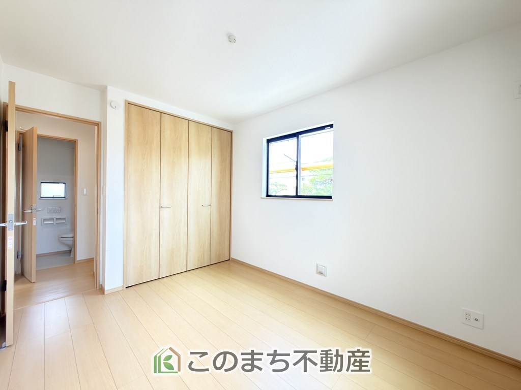 ハートフルタウン宇都宮市戸祭2丁目99番の洋室|日当たりが良く明るい洋室です。クローゼット付きで家具の配置がしやすく居心地の良いプライベート空間を演出します。