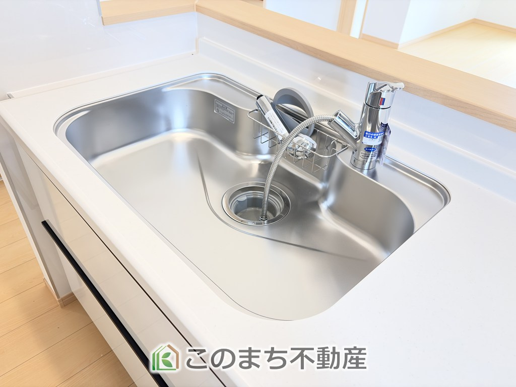 ハートフルタウン宇都宮市戸祭2丁目99番のキッチン|ビルトイン型浄水器を内蔵したキッチン水栓。お米を研いだり、野菜を洗ったりするときなど用途に応じてワンタッチで浄水に切り替えが可能です。カートリッジ式なので、フィルターを簡単に交換する事が出来ます。