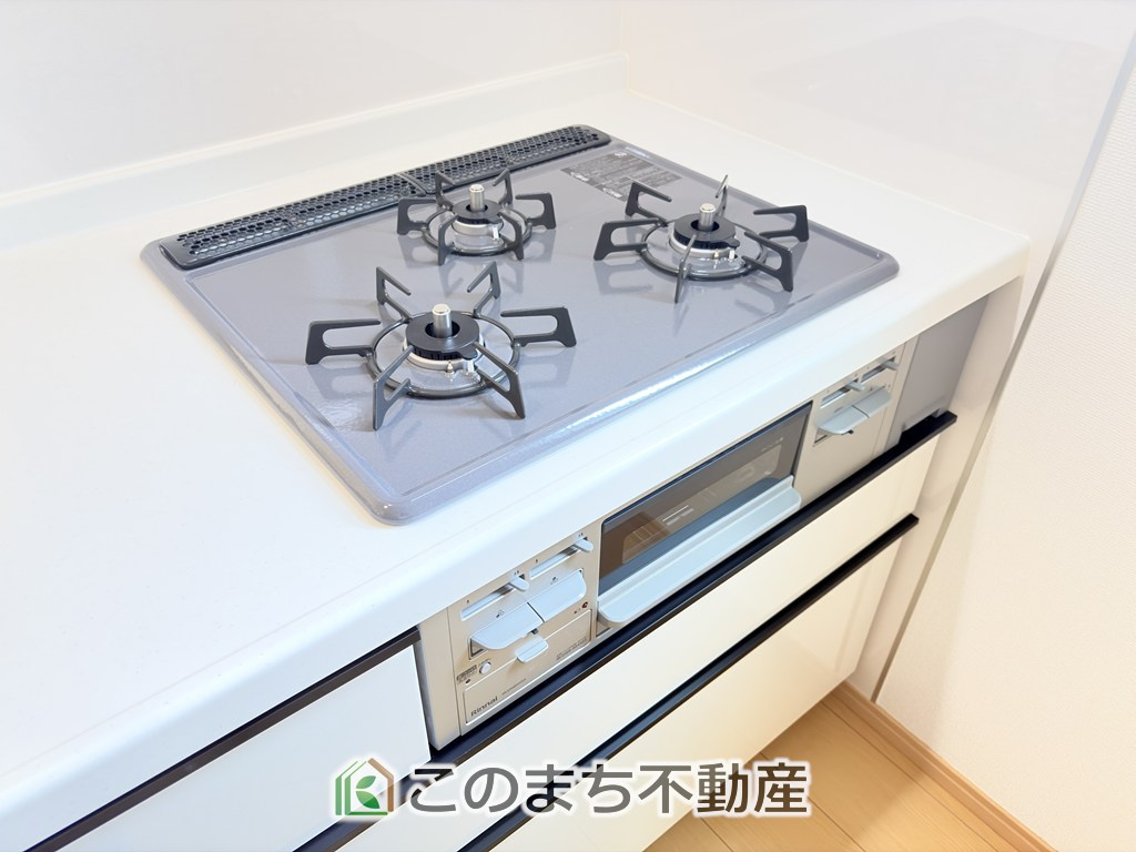 ハートフルタウン宇都宮市戸祭2丁目99番のキッチン|三ツ口コンロ採用で、同時調理もスムーズ◎！お料理を並べられるカウンター付きで、配膳・片付けをサポート！リビングで過ごすご家族とコミュニケーションを楽しみながら作業可能です♪
