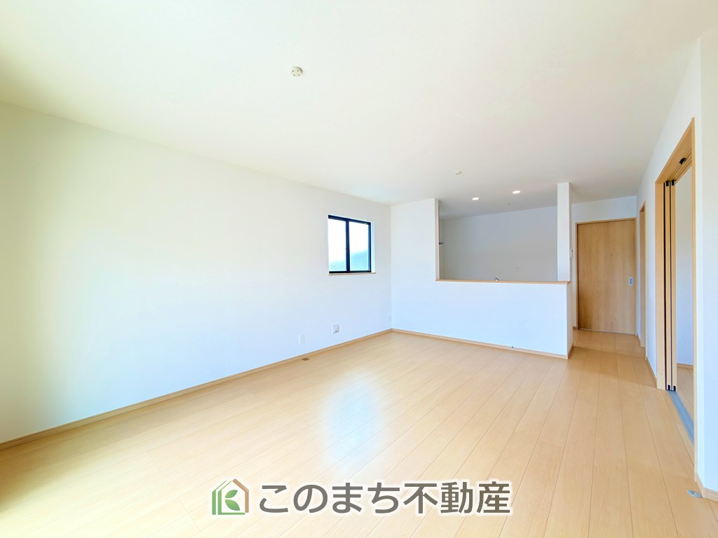 ハートフルタウン宇都宮市戸祭2丁目99番の居間・リビング|開放感のある広々としたリビング☆家族みんなでゆったりくつろげます♪
南側から暖かな日差しが差し込みます♪キッチンからリビングの様子がよく見渡せます☆