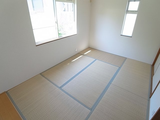 メゾネット名倉の和室|明るくて広々とした和室、2面採光です