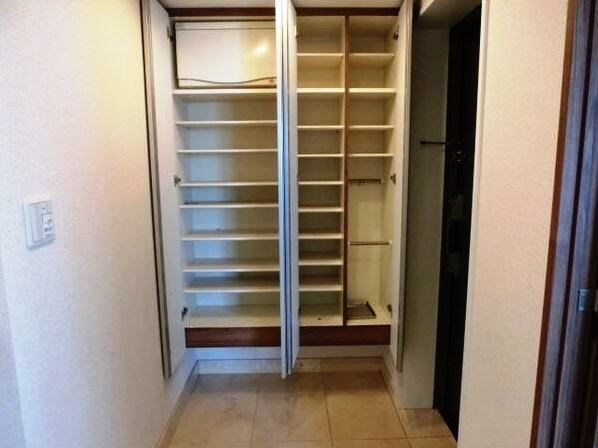 レジディア徳川の玄関