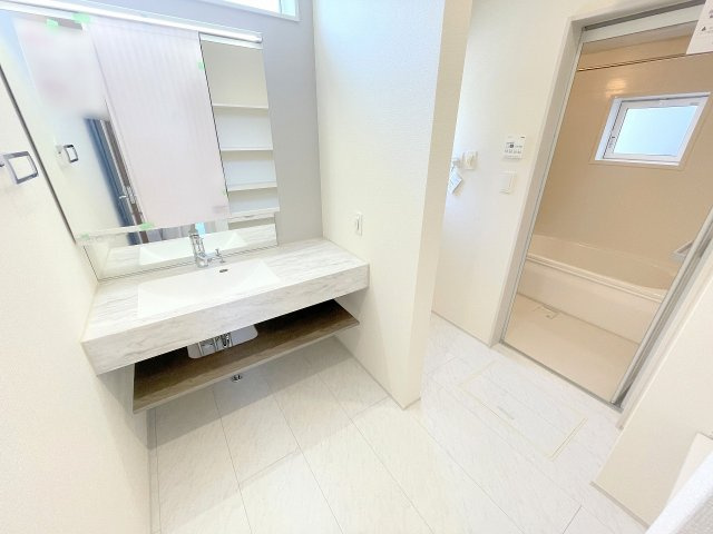 【洗面所】 | ふじみ野市仲3丁目　新築一戸建住宅　全1棟　(ふじみ野店) | アクセントクロスがおしゃれなオープンサニタリー、朝の身支度がはかどります♪