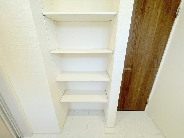 【収納】 | ふじみ野市仲3丁目　新築一戸建住宅　全1棟　(ふじみ野店) | 洗面所の可動棚、バスグッズや衣類の収納に便利です！