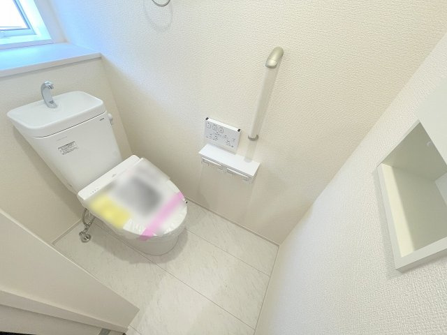 【トイレ】 | ふじみ野市仲3丁目　新築一戸建住宅　全1棟　(ふじみ野店) | 1階トイレ：手すり・収納付きの綺麗なトイレです！