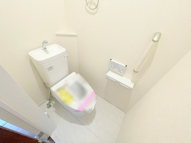 【トイレ】 | ふじみ野市仲3丁目　新築一戸建住宅　全1棟　(ふじみ野店) | 2階トイレ：手すり付きの綺麗なトイレです！