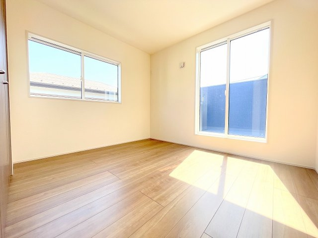 【収納】 | ふじみ野市仲3丁目　新築一戸建住宅　全1棟　(ふじみ野店) | 洋室5.2帖：バルコニーに面した2面採光の明るいお部屋です♪