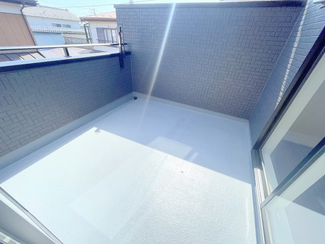 【バルコニー】 | ふじみ野市仲3丁目　新築一戸建住宅　全1棟　(ふじみ野店) | 2部屋から行き来できる続きバルコニーです♪