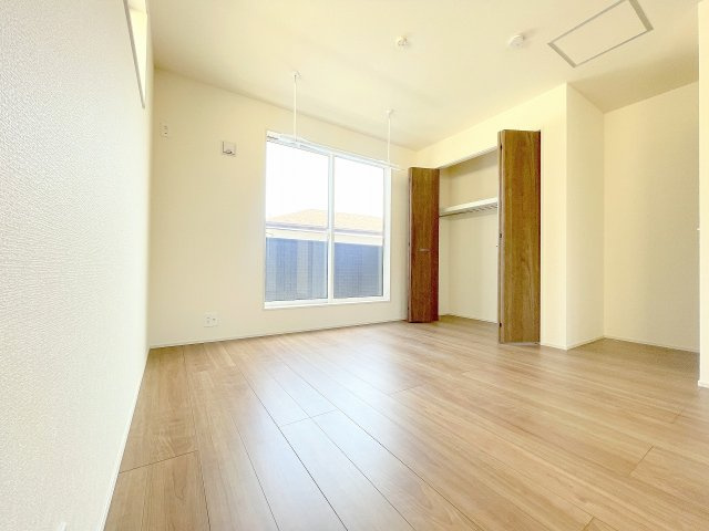 【洋室】 | ふじみ野市仲3丁目　新築一戸建住宅　全1棟　(ふじみ野店) | フレキシブルルーム南側5.25帖：室内物干吊下げ式は室内干しに便利です！