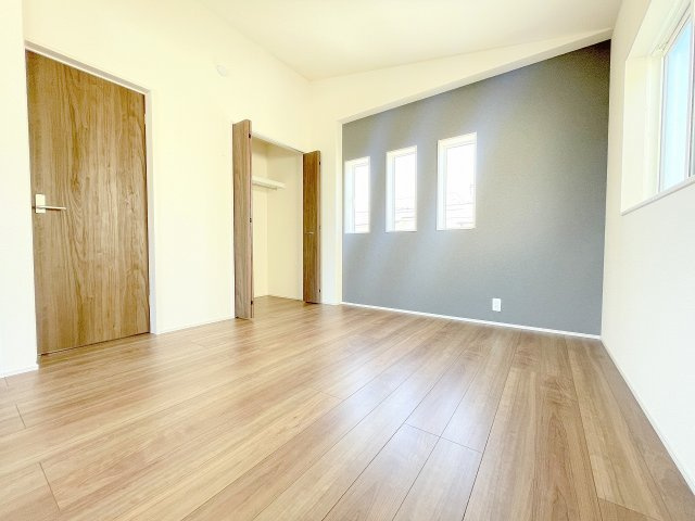 【洋室】 | ふじみ野市仲3丁目　新築一戸建住宅　全1棟　(ふじみ野店) | フレキシブルルーム北側2.5帖：天井を屋根形状に合わせた開放感ある空間、アクセントクロスがおしゃれなお部屋です♪