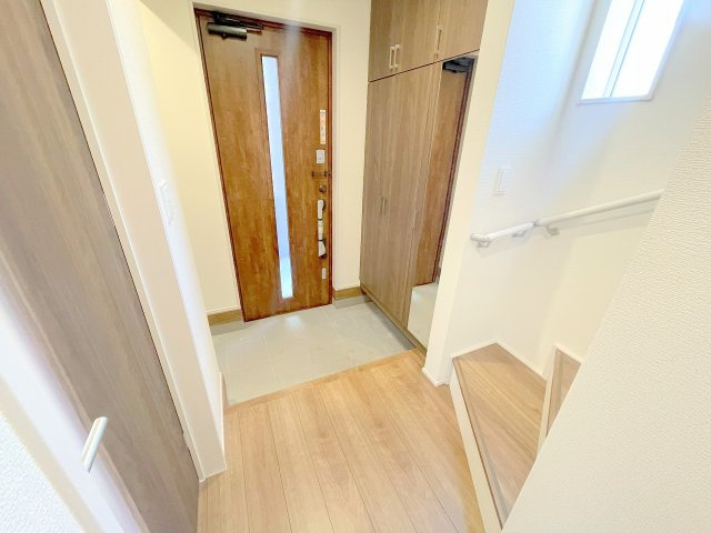 【玄関】 | ふじみ野市仲3丁目　新築一戸建住宅　全1棟　(ふじみ野店) | 木のぬくもり感じる玄関は家族を温かく迎え入れます