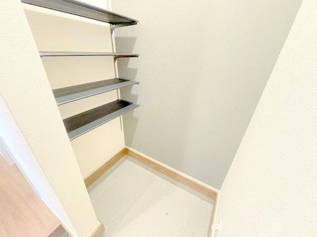 【収納】 | ふじみ野市仲3丁目　新築一戸建住宅　全1棟　(ふじみ野店) | シューズクロークはベビーカーやスポーツ・カー用品の収納にも便利です！