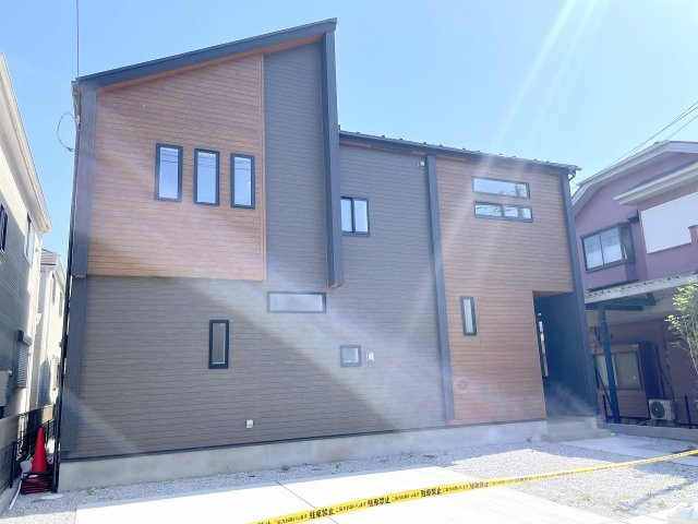 【外観】 | ふじみ野市仲3丁目　新築一戸建住宅　全1棟　(ふじみ野店) | あたたかみのある木彫素材を基調としたスタイリッシュな外観、きれいな整形地で並列駐車2台可能です♪
