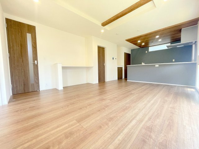 【居間・リビング】 | ふじみ野市仲3丁目　新築一戸建住宅　全1棟　(ふじみ野店) | 折上天井とポップアップ天井がメリハリのあるお洒落な空間を演出します♪