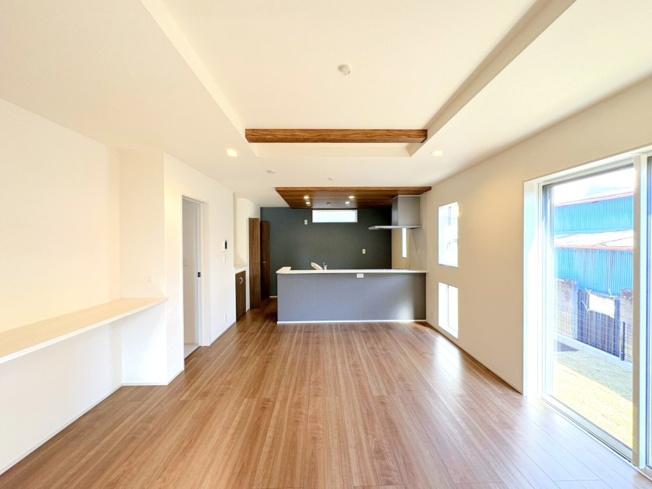【居間・リビング】 | ふじみ野市仲3丁目　新築一戸建住宅　全1棟　(ふじみ野店) | 開放的な空間でゆったりとやすらぎに包まれた時をお過ごしください。