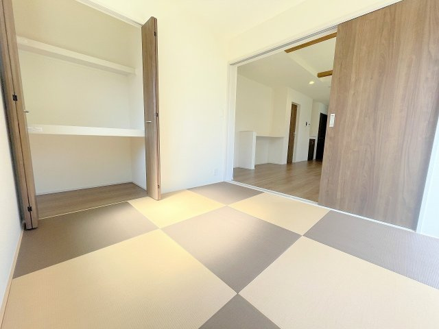 【和室】 | ふじみ野市仲3丁目　新築一戸建住宅　全1棟　(ふじみ野店) | リビング横の和洋室は中の様子を確認しやすくお子様のプレイルームにも便利です♪