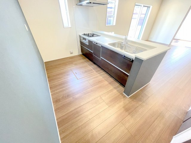 【キッチン】 | ふじみ野市仲3丁目　新築一戸建住宅　全1棟　(ふじみ野店) | 広いスペースの対面式キッチン、お子様を見守りながら、家族と会話しながらお料理ができます♪