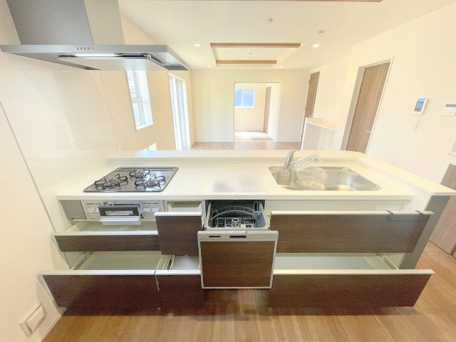 【キッチン】 | ふじみ野市仲3丁目　新築一戸建住宅　全1棟　(ふじみ野店) | 食器洗浄乾燥機付きカウンターシステムキッチン、収納機能も豊富です！